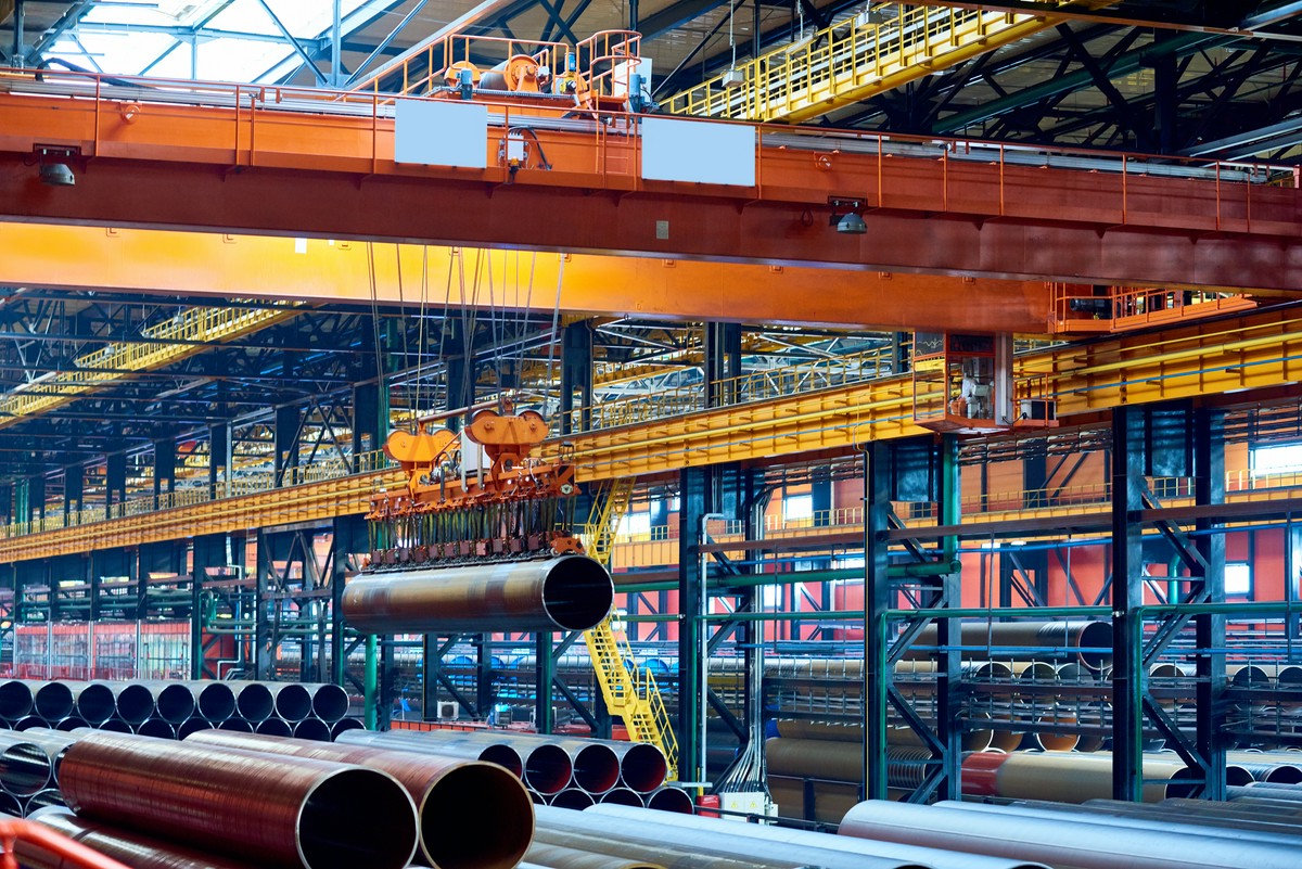 Kluczowe cechy żurawi halowych idealnych do użytku wewnętrznego